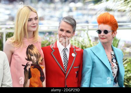 John Cameron Mitchell, Elle Fanning e Sandy Powell partecipare al come parlare con le ragazze alle feste Photocall come parte del 70 ° Festival di Cannes. Il credito fotografico dovrebbe essere: Doug Peters/EMPICS Entertainment Foto Stock