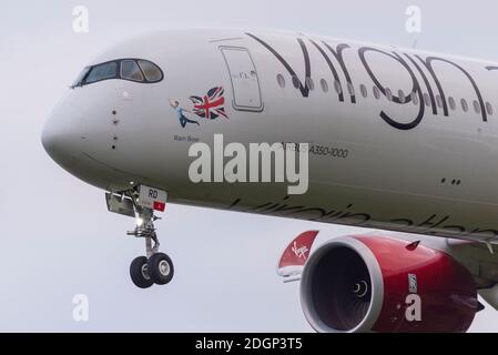 Aeroporto Heathrow di Londra, Londra, Regno Unito. 9 Dic 2020. Durante la notte la pioggia si è schiarita in una mattina nuvolosa e fresca mentre i primi arrivi atterrano a Heathrow. Uno dei primi arrivi fu l'Airbus A350 di Virgin Atlantic, chiamato Rain Bow a supporto di LGBTQ+. Orgoglio gay Foto Stock