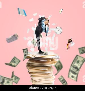 Lavoratore d'ufficio, uomo d'affari, sportivo combattendo con scadenze in piedi sul mazzo di documenti con denaro volante. Business moderno e finanza, sport, tempo, arte creativa, design contemporaneo. Foto Stock