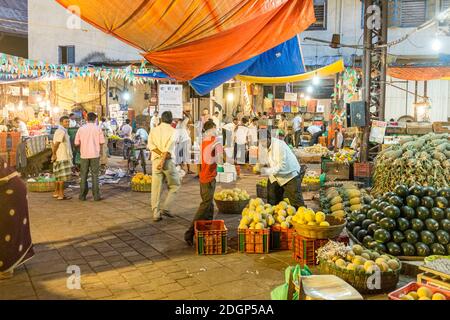 Crawford Market, ora chiamato Mahatma Jyotiba Phule Mandai, è un mercato popolare nel sud di Mumbai per l'acquisto dei prodotti e dei beni domestici. Foto Stock