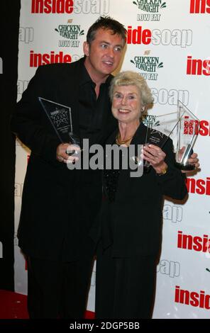 Shane Richie e Hilda Braid all'Inside SOAP Awards, Londra. Â©Dug Peters/allactiondigital Foto Stock