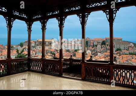 Vista dei tetti rossi dalla galleria di legno aperto o gazebo a Dubrovnik, Croazia Foto Stock