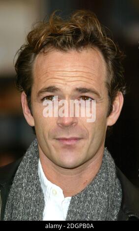 Luke Perry alla fotocellula per la produzione del West End di quando Harry incontrò Sally, The Theatre Royal, Londra. Doug Peters/allactiondigital.com Foto Stock