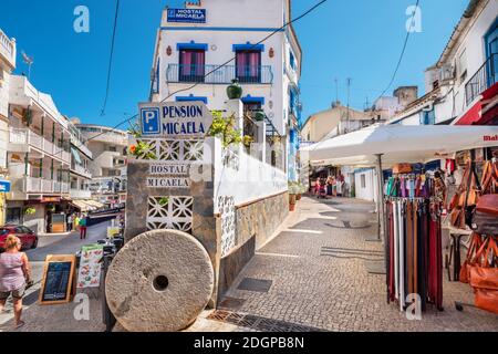 Turisti su Calle del Bajondillo a Torremolinos. Costa del Sol, Andalusia, Spagna Foto Stock