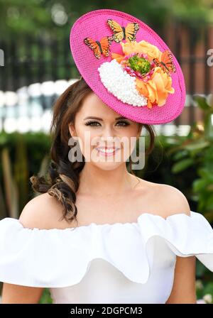 Una racegoista femminile durante il secondo giorno di Royal Ascot all'Ippodromo di Ascot, Londra Foto Stock