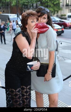 Kathy lette e Ronni Ancona partecipano alla V e A Summer Party che si tiene al Victoria & Albert Museum di Londra. Il credito immagine dovrebbe essere Doug Peters Foto Stock