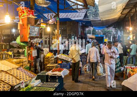 Crawford Market, ora chiamato Mahatma Jyotiba Phule Mandai, è un mercato popolare nel sud di Mumbai per l'acquisto dei prodotti e dei beni domestici. Foto Stock