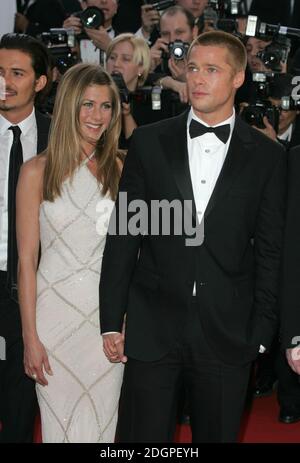 Jennifer Aniston e Brad Pitt arrivano alla prima del film di Troy che si tiene al Festival del Cinema di Cannes 2004. Foto Stock