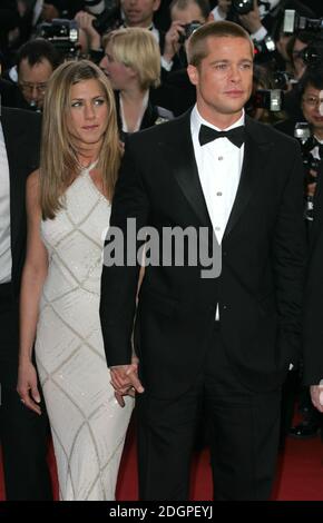 Jennifer Aniston e Brad Pitt arrivano alla prima del film di Troy che si tiene al Festival del Cinema di Cannes 2004. Foto Stock