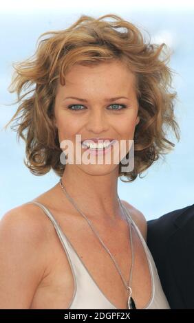 EVA Herzigova alla fotocellula per Modigliani, parte del Festival del Cinema di Cannes 2004, Francia. Doug Peters/allactiondigital Foto Stock