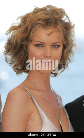 EVA Herzigova alla fotocellula per Modigliani, parte del Festival del Cinema di Cannes 2004, Francia. Doug Peters/allactiondigital Foto Stock