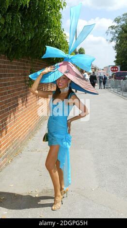 Un ospite arriva al Royal Ascot 2004, l'ippodromo di Ascot. Doug Peters/allactiondigital.com Foto Stock