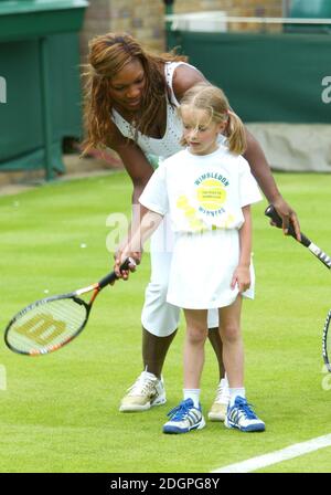 Serena e Venus Williams vi lanciano un nuovo libro che insegna ai bambini come iniziare a giocare a Tennis al Wimbledon Tennis Club, Londra. Doug Peters/allactiondigital.com Foto Stock