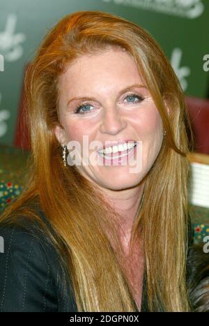 Sarah Ferguson, Duchessa di York, frequentando il libro cantando per promuovere il suo nuovo libro per bambini 'Little Red's Christmas Party' ad Harrods, a Londra ovest. Doug Peters/allactiondigital.com Foto Stock