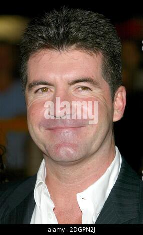 Simon Cowell al National Television Awards 2004, il loro decimo anniversario, alla Royal Albert Hall, Londra. Doug Peters/allactiondigital.com Foto Stock