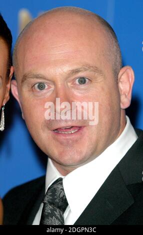 Ross Kemp al National Television Awards 2004, il loro decimo anniversario, alla Royal Albert Hall, Londra. Doug Peters/allactiondigital.com Foto Stock