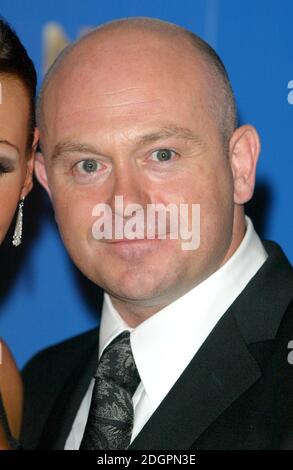 Ross Kemp al National Television Awards 2004, il loro decimo anniversario, alla Royal Albert Hall, Londra. Doug Peters/allactiondigital.com Foto Stock