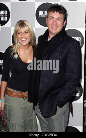 Shane Richie e Christie Goddard arrivano a UK Radioaid, Capital radio, Leicester Square, Londra. Tutte le stazioni radio commerciali si sono unite per un giorno per unire le forze con una trasmissione comune tutto il giorno in aiuto dell'appello dello tsunami. Doug Peters/allactiondigital.com Foto Stock