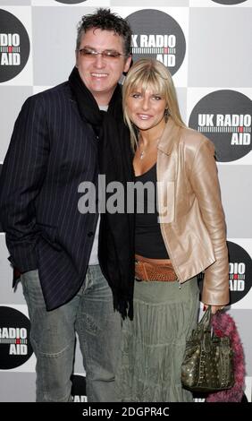 Shane Richie e Christie Goddard arrivano a UK Radioaid, Capital radio, Leicester Square, Londra. Tutte le stazioni radio commerciali si sono unite per un giorno per unire le forze con una trasmissione comune tutto il giorno in aiuto dell'appello dello tsunami. Doug Peters/allactiondigital.com Foto Stock