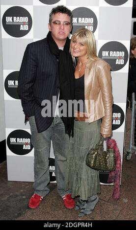 Shane Richie e Christie Goddard arrivano a UK Radioaid, Capital radio, Leicester Square, Londra. Tutte le stazioni radio commerciali si sono unite per un giorno per unire le forze con una trasmissione comune tutto il giorno in aiuto dell'appello dello tsunami. Doug Peters/allactiondigital.com Foto Stock