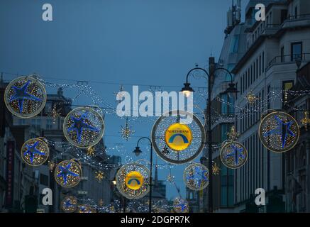 Londra UK 09 dicembre 2020 luci di Natale a Charing Cross Road. Paul Quezada-Neiman/Alamy Live News Foto Stock