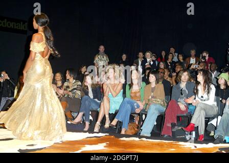 Jools Oliver, Rachel Hunter, Lisa Snowdon e Juliette Lewis hanno visto alla sfilata autunnale/invernale Julien MacDonald, Battersea Park, Londra. Parte della London Fashion Week. Doug Peters/allactiondigital.com Foto Stock