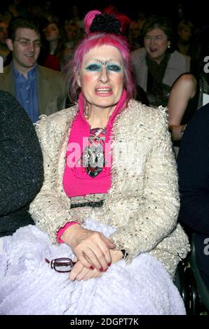 Zandra Rhodes alla sfilata di moda autunno/inverno Julien MacDonald, Battersea Park, Londra. Parte della London Fashion Week. Doug Peters/allactiondigital.com Foto Stock