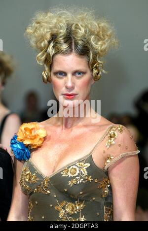 Rachel Hunter modella alla sfilata di moda autunno/inverno Ronit Zilkha, Royal Academy of Arts, Londra. Parte della London Fashion Week. Doug Peters/allactiondigital.com Foto Stock