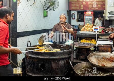 Fare jalebi in un kadhai al famoso JJ Jalebi nel quartiere Mohammed Ali Road di Mumbai, India Foto Stock