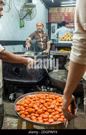 Fare jalebi in un kadhai al famoso JJ Jalebi nel quartiere Mohammed Ali Road di Mumbai, India Foto Stock