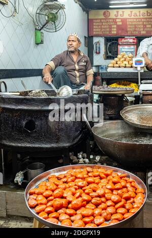 Fare jalebi in un kadhai al famoso JJ Jalebi nel quartiere Mohammed Ali Road di Mumbai, India Foto Stock