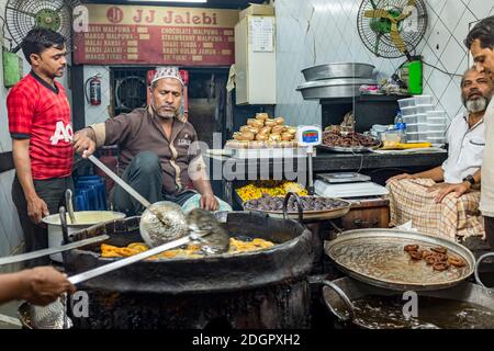 Fare jalebi in un kadhai al famoso JJ Jalebi nel quartiere Mohammed Ali Road di Mumbai, India Foto Stock