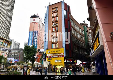 Una libreria con libri enormi che sono 2 metri di altezza e 1.5 metri di larghezza appare sulla parete esterna di un edificio nella città di Chongqing, Cina, 4 novembre 2 Foto Stock