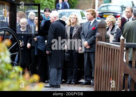 La famiglia Mills comprende la figlia Hayley Mills (centro a sinistra) Jonathan Mills (centro a destra) che partecipa ai funerali del loro attore padre Sir John Mills nella chiesa di St Mary, Denham, Buckinghamshire. Doug Peters/allactiondigital.com Foto Stock