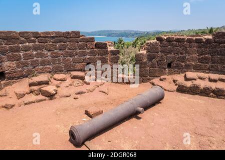 Vecchio cannone sulla torre dell'ex fortezza portoghese di Cabo De Rama a Goa, India Foto Stock