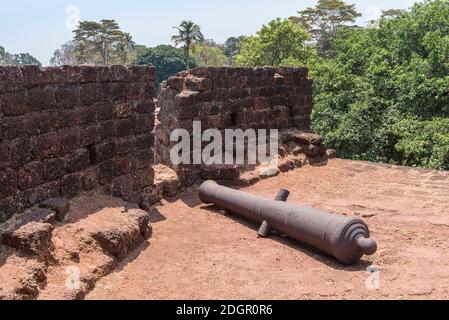 Vecchio cannone sulla torre dell'ex fortezza portoghese di Cabo De Rama a Goa, India Foto Stock