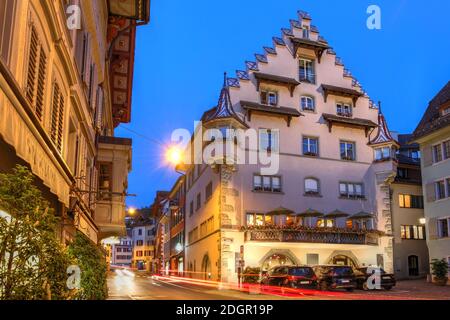 Scena notturna a KolinPlatz, città vecchia di Zug, Svizzera, con l'edificio storico dell'Oschsen Hotel. Foto Stock