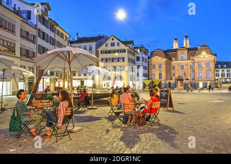 Zurigo, Svizzera - 27 giugno 2020 - scena notturna in Piazza Munsterhof nel quartiere Lindenhof di Altstadt (città vecchia) Zurigo, Svizzera, con Foto Stock