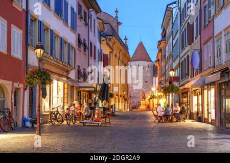 Scena di strada lungo la Rue du Millieu nel centro storico di Yverdon les Bains, Svizzera Foto Stock