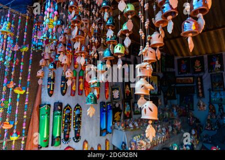 Stand sud indiano arte e artigianato mostra a Shilparamam, Hyderabad, Telangana, India Foto Stock