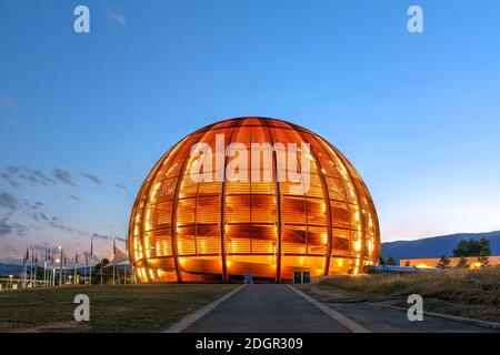 Il globo della scienza e dell'innovazione come centro visitatori del CERN a Meyrin, vicino a Ginevra, Svizzera Foto Stock