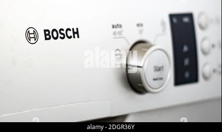 Roma, Italia, 15 novembre 2020: Il logo Bosch stampato sul pannello frontale di una lavastoviglie grigia. Famoso marchio di produzione multinazionale tedesco. Illu Foto Stock