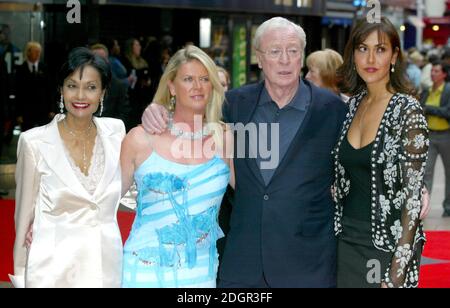 Michael Caine e la famiglia alla prima europea di Batman Begins, Leicester Square, Londra. Doug Peters/allactiondigital.com Foto Stock