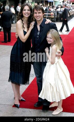 Tom Cruise e Katie Holmes con Dakota Fanning arrivano al Gran Bretagna Premiere of War of the Worlds, Leicester Square, Londra. Doug Peters/allactiondigital.com Foto Stock