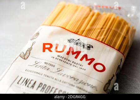 Roma, Italia, 15 novembre 2020: Il logo Rummo stampato sulla confezione trasparente di spaghetti. Famoso marchio italiano nel mercato della pasta. Illus Foto Stock