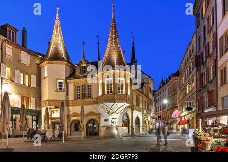 La Maison des Halles è una bella sala del mercato rinascimentale risalente al XVI secolo (1569) e situata nella centralissima piazza di Neuchatel, S. Foto Stock