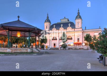 Scena notturna con Teatro Benno Besson da Place d'Armes a Yverdon les Bains, Svizzera Foto Stock