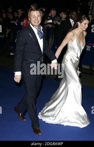 Jamie Oliver con la moglie Jools in arrivo per i National Television Awards, alla Royal Albert Hall, Londra. Doug Peters/allactiondigital.com Foto Stock