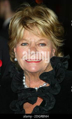 Judith Chalmers arriva al Centro televisivo della BBC per la registrazione del programma della Grande Bid, in aiuto di Children in Need, Londra. Doug Peters/allactiondigital.com Foto Stock