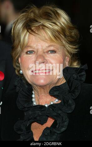 Judith Chalmers arriva al Centro televisivo della BBC per la registrazione del programma della Grande Bid, in aiuto di Children in Need, Londra. Doug Peters/allactiondigital.com Foto Stock